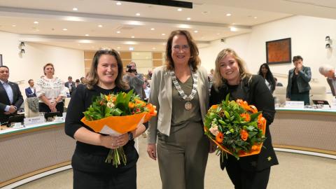 Benoeming commissieleden. V.l.n.r. N. Hut, burgemeester Van Selm, A. Tjepkema 