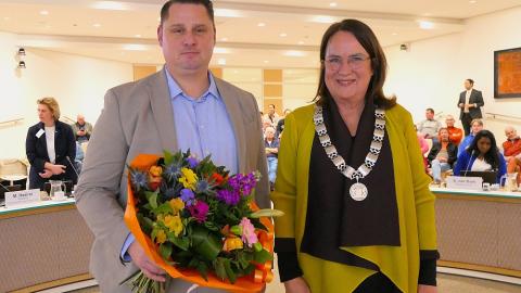 V.l.n.r. commissielid R.S. Wagenaar en burgemeester Van Selm