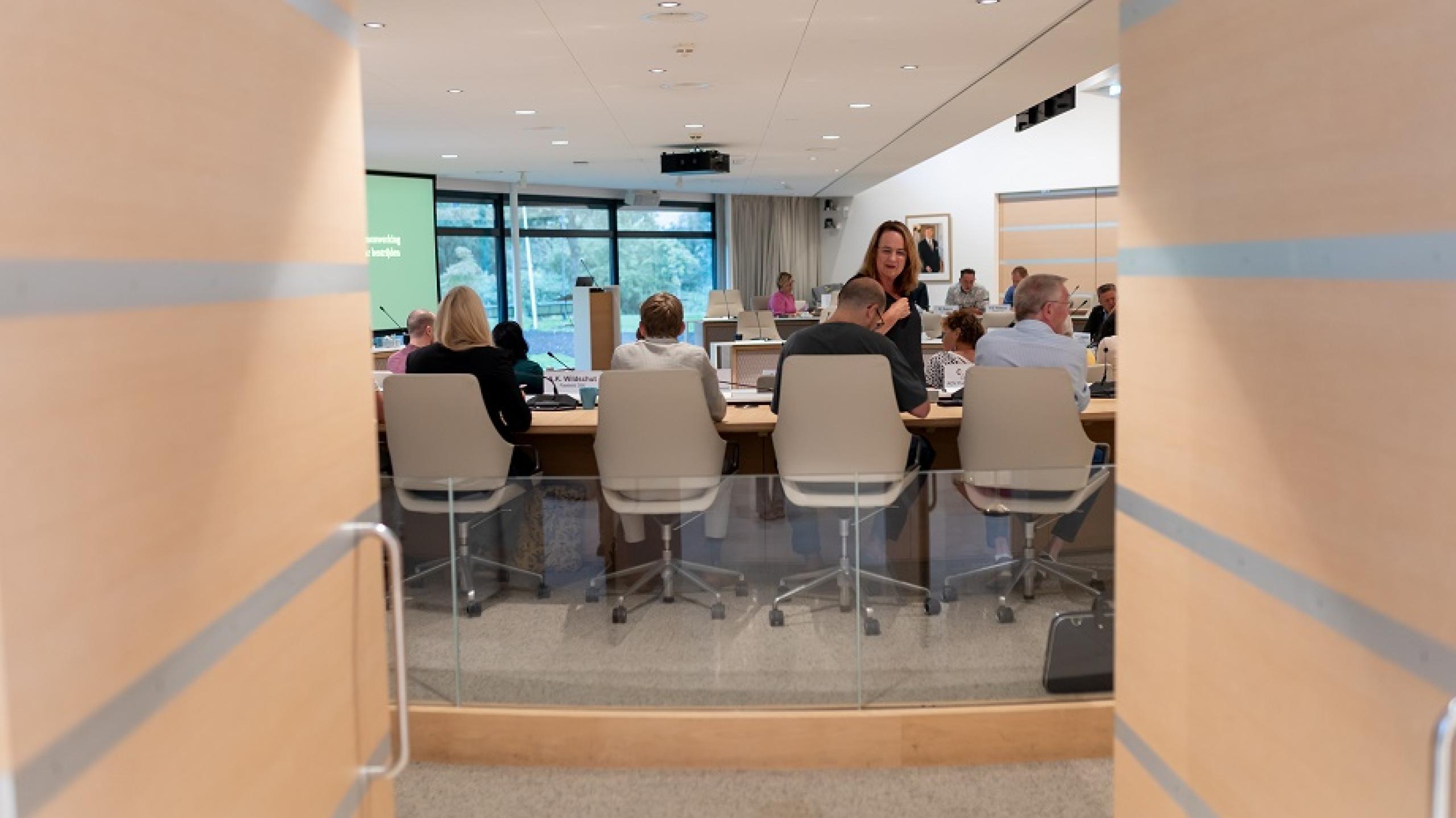 in de raadzaal