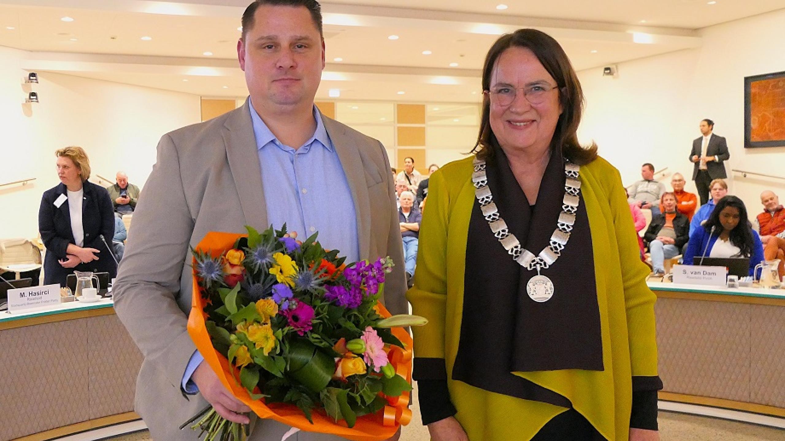 V.l.n.r. commissielid R.S. Wagenaar en burgemeester Van Selm