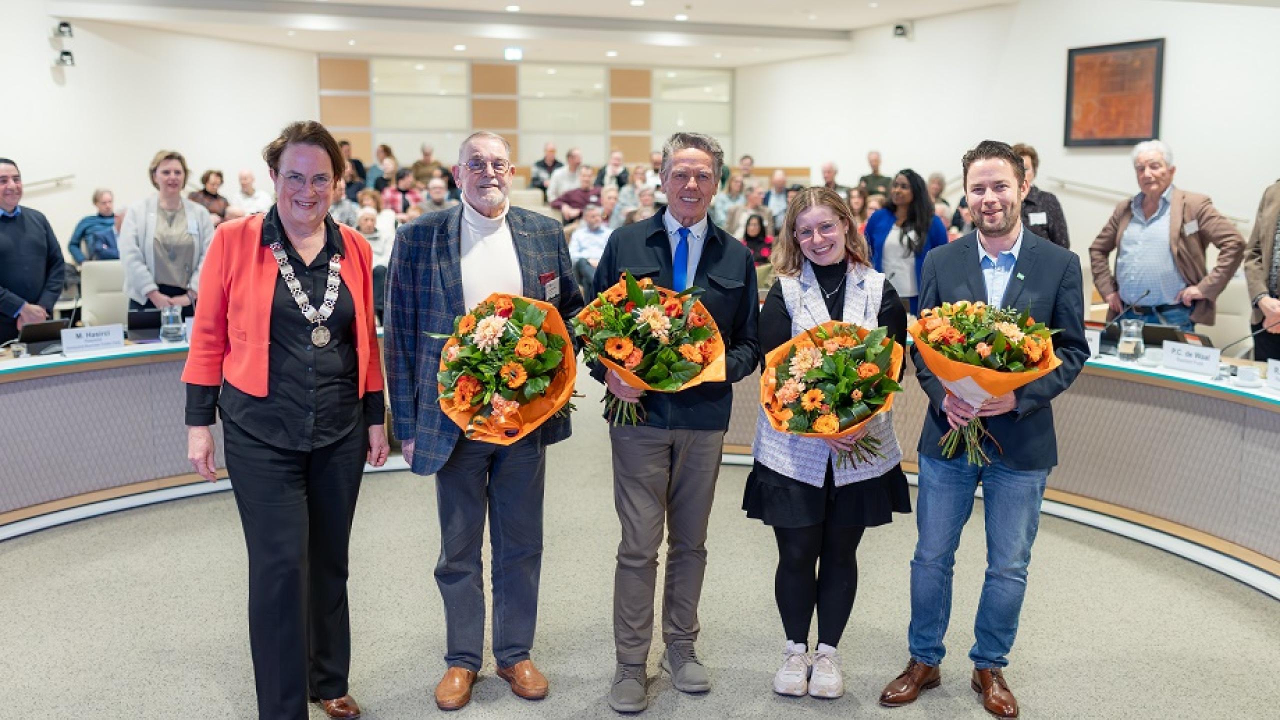 V.l.n.r. Burgemeester Ellen van Selm, en voorzitters Theo Neep, Nico de Lange, Amber van der Meeren, Mark Intres 