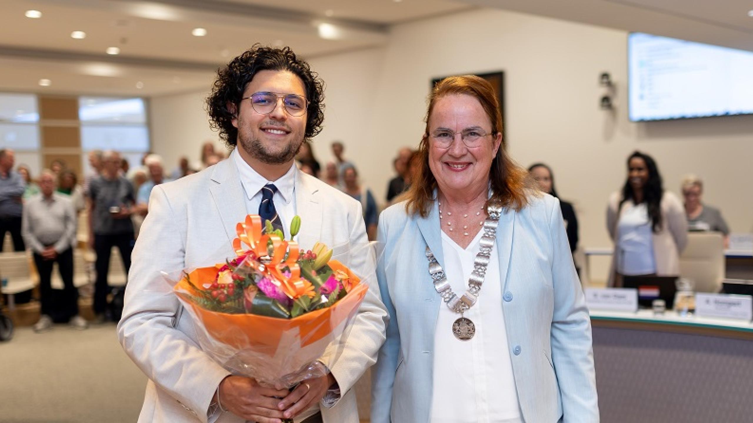 Raadslid R Adabier en burgemeester Van Selm 