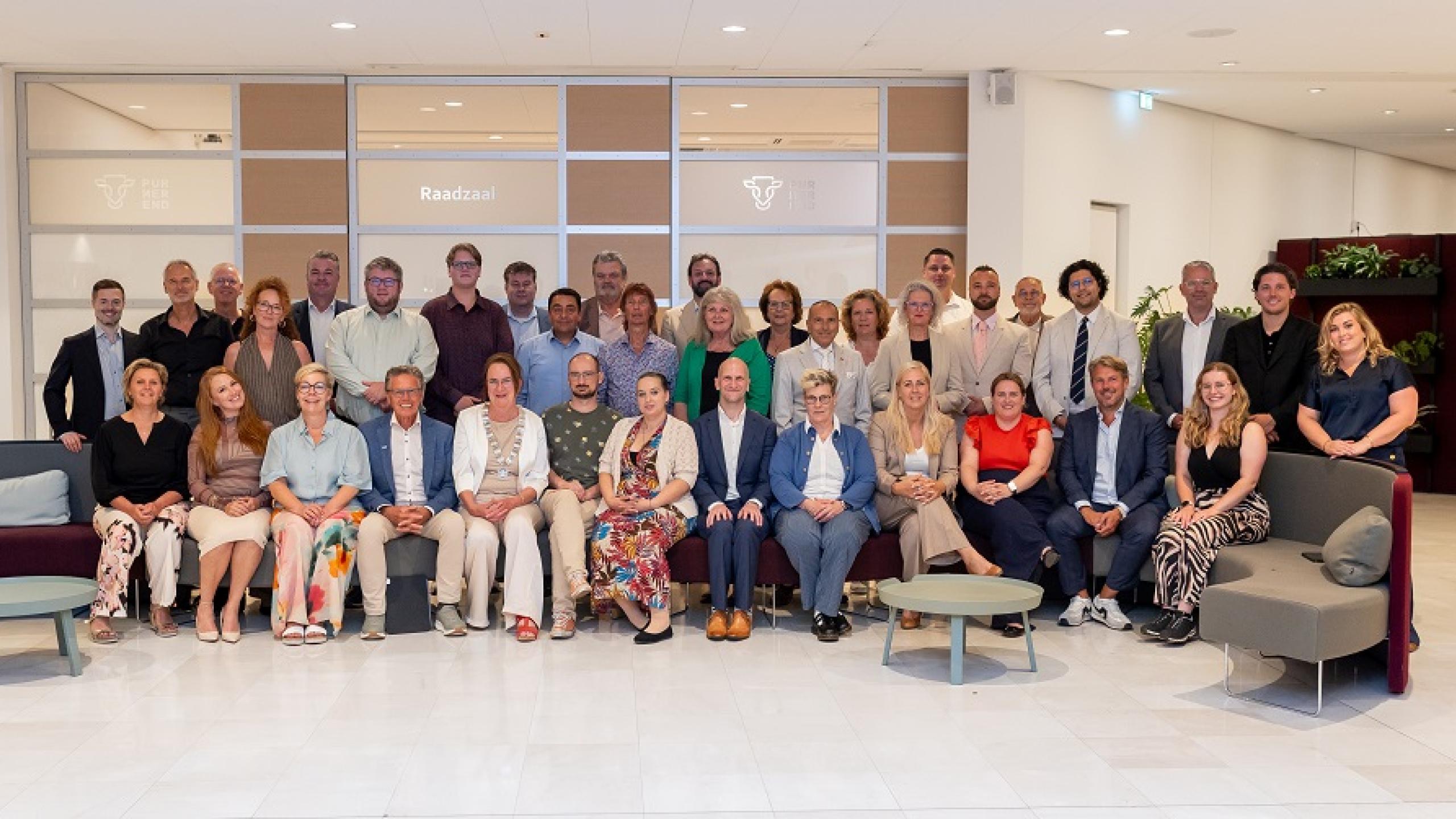 Groepsfoto 37 raadsleden en burgemeester 25 juni 2026